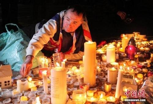 3月23日晚，倫敦民眾在市中心的特拉法加廣場舉行燭光集會，悼念此前一天發(fā)生在英國議會大廈附近的恐怖襲擊事件遇難者。 <a target='_blank' ><p  align=