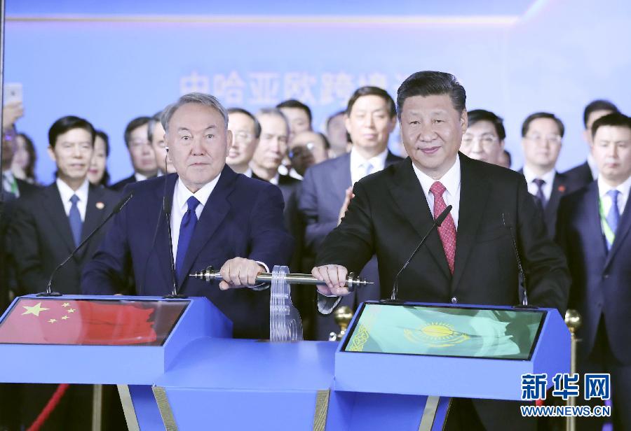 6月8日，正在哈薩克斯坦訪問的國(guó)家主席習(xí)近平在哈薩克斯坦總統(tǒng)納扎爾巴耶夫陪同下，參觀阿斯塔納專項(xiàng)世博會(huì)中國(guó)國(guó)家館，并共同出席中哈亞歐跨境運(yùn)輸視頻連線儀式。這是在中國(guó)國(guó)家館舉行的中哈亞歐跨境運(yùn)輸視頻連線儀式上，兩國(guó)元首共同推動(dòng)操控桿，視頻顯示中哈連云港物流合作基地和“霍爾果斯－東大門”經(jīng)濟(jì)特區(qū)無水港兩個(gè)分會(huì)場(chǎng)四列火車?guó)Q笛開行。新華社記者 丁林 攝