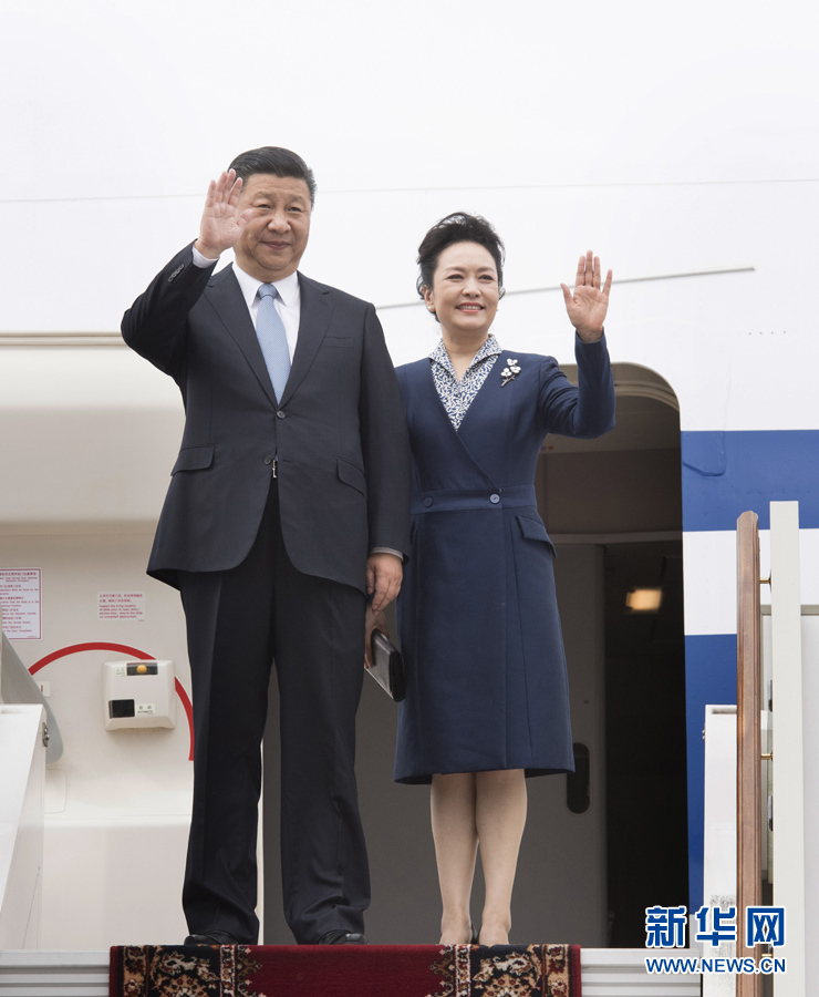 7月3日，國(guó)家主席習(xí)近平乘專機(jī)抵達(dá)莫斯科，開始對(duì)俄羅斯聯(lián)邦進(jìn)行國(guó)事訪問(wèn)。這是習(xí)近平和夫人彭麗媛步出艙門。 新華社記者 李學(xué)仁 攝