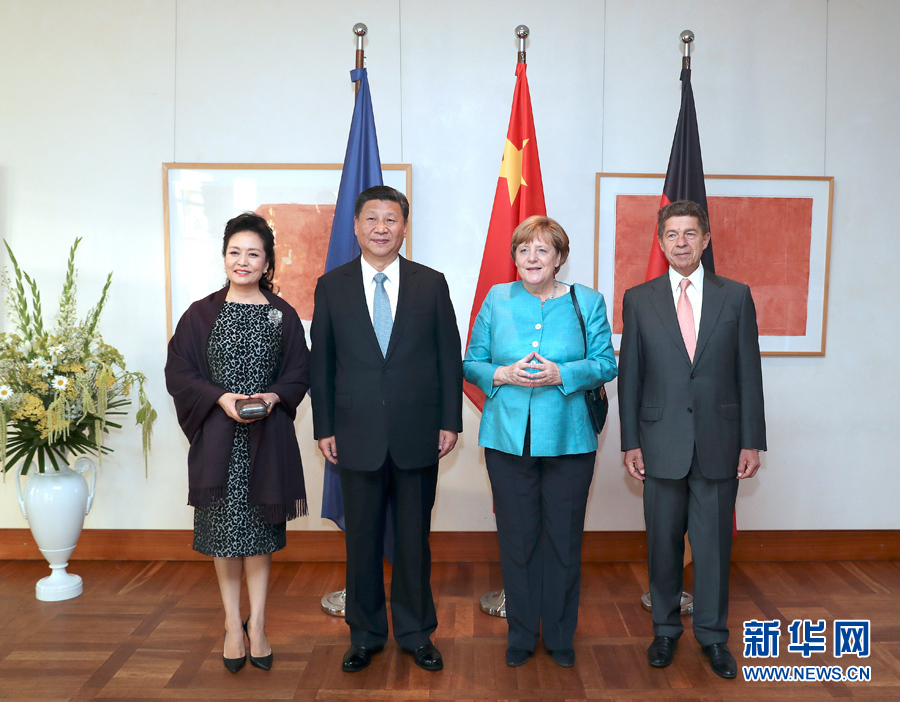 當?shù)貢r間7月4日晚，剛剛抵達柏林的國家主席習近平在利伯曼故居同德國總理默克爾舉行會見。這是習近平和夫人彭麗媛抵達位于柏林市中心勃蘭登堡門附近的利伯曼故居時，受到默克爾和丈夫紹爾熱情迎接。新華社記者 馬占成 攝