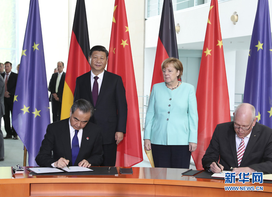 7月5日，國(guó)家主席習(xí)近平在柏林同德國(guó)總理默克爾舉行會(huì)談。會(huì)談后，兩國(guó)領(lǐng)導(dǎo)人共同見(jiàn)證了航天、智能制造、工業(yè)互聯(lián)網(wǎng)、數(shù)字化、第三方市場(chǎng)、大熊貓合作研究等領(lǐng)域多項(xiàng)雙邊合作文件的簽署。新華社記者馬占成攝
