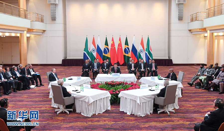 7月7日，國(guó)家主席習(xí)近平在德國(guó)漢堡主持金磚國(guó)家領(lǐng)導(dǎo)人非正式會(huì)晤，發(fā)表引導(dǎo)性講話和總結(jié)講話。南非總統(tǒng)祖馬、巴西總統(tǒng)特梅爾、俄羅斯總統(tǒng)普京、印度總理莫迪出席。新華社記者 張鐸 攝