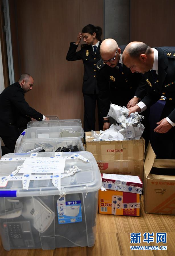 （國際&middot;圖文互動(dòng)）（2）中西警方共同舉行&ldquo;長(zhǎng)城行動(dòng)&rdquo;證據(jù)移交儀式 