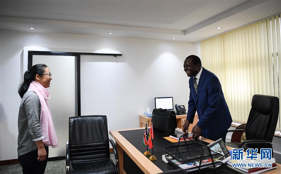 (國際·中非合作論壇·圖文互動)(2)通訊:肯尼亞執(zhí)政黨總書記跟我學(xué)中文