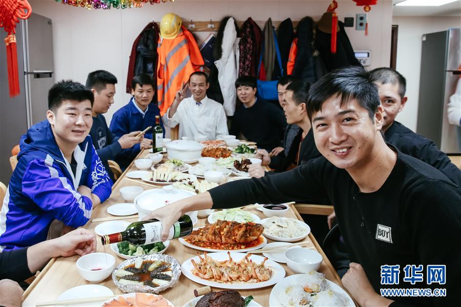 （國(guó)際&middot;圖文互動(dòng)）（2）遠(yuǎn)洋巨輪上遲來(lái)的年夜飯