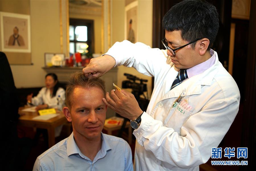 (國(guó)際·圖文互動(dòng))(3)“一帶一路”中醫(yī)藥針灸風(fēng)采行走進(jìn)捷克