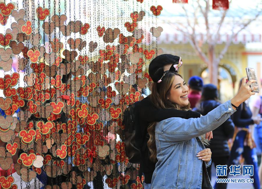 （國際&middot;圖文互動(dòng)）（6）通訊：美國迪士尼加州冒險(xiǎn)樂園紅紅火火迎鼠年