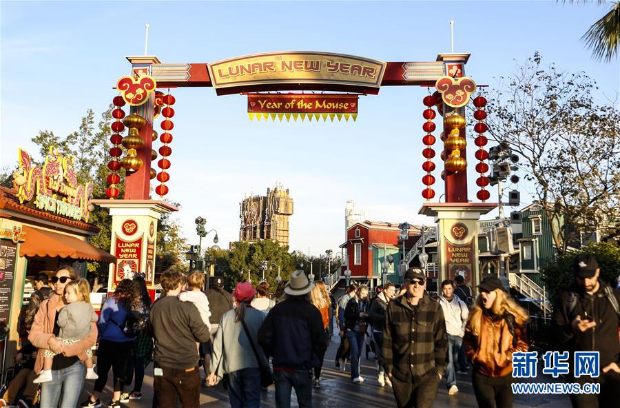（國際&middot;圖文互動(dòng)）（11）通訊：美國迪士尼加州冒險(xiǎn)樂園紅紅火火迎鼠年