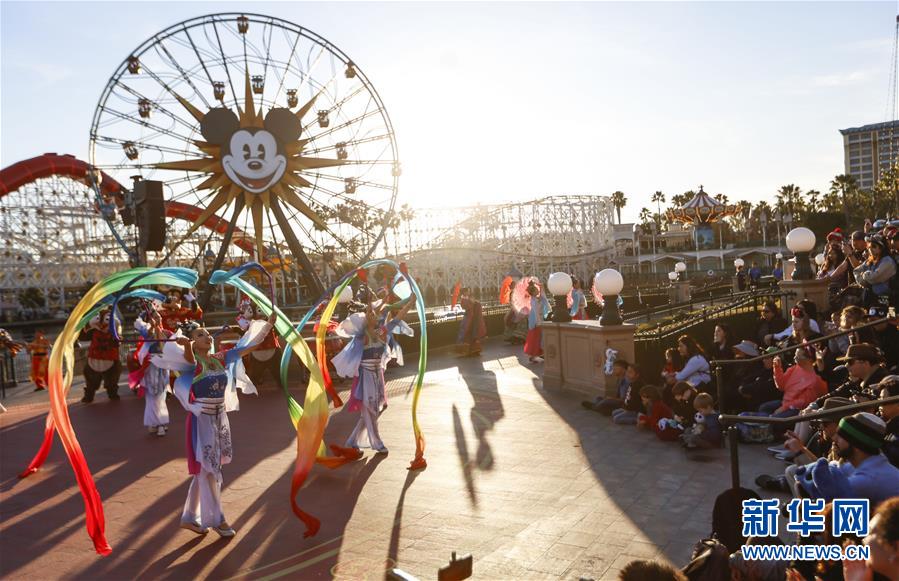 （國際&middot;圖文互動(dòng)）（12）通訊：美國迪士尼加州冒險(xiǎn)樂園紅紅火火迎鼠年