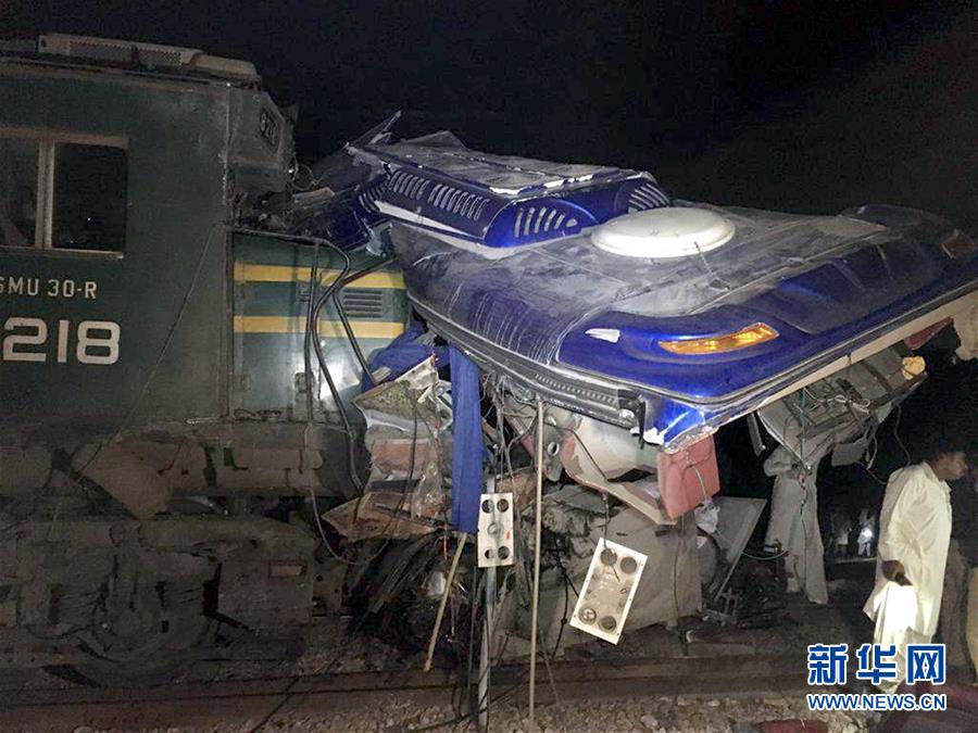 （國(guó)際）（3）巴基斯坦火車(chē)與巴士相撞事故死亡人數(shù)升至30人