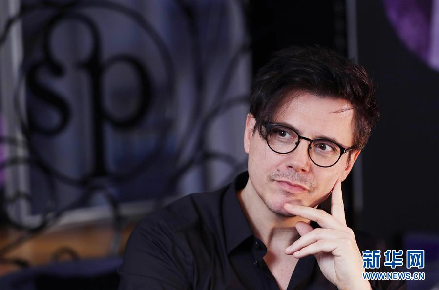 （國(guó)際&middot;圖文互動(dòng)）（3）通訊：手牽手，我們共同驅(qū)散陰霾&mdash;&mdash;法國(guó)音樂(lè)人創(chuàng)作抗疫歌曲背后的故事