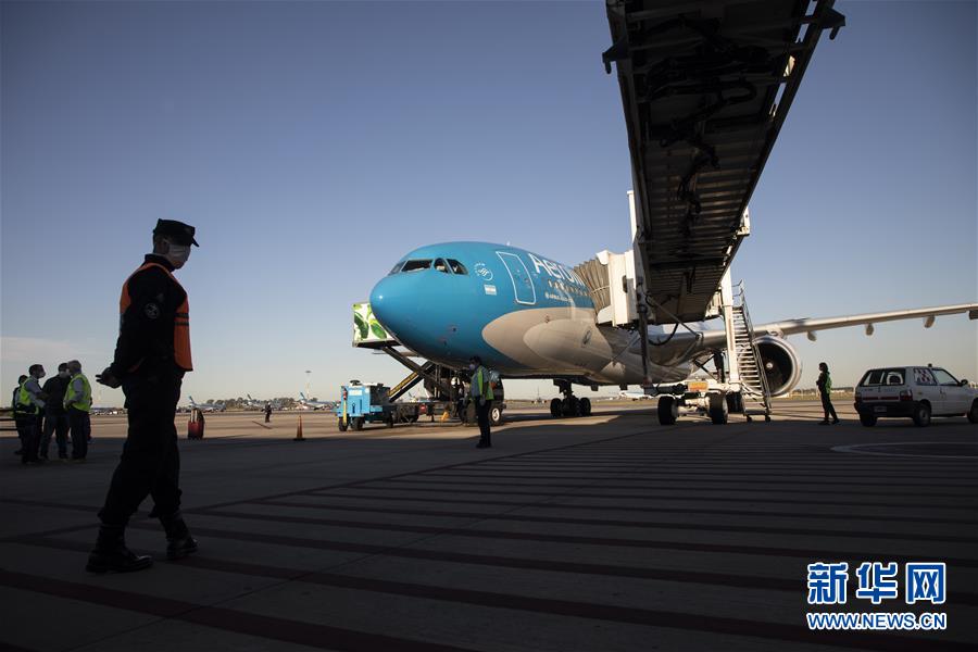 (圖文互動(dòng)·國際疫情)(1)通訊:3.8萬公里的航程 跨越大洋的情誼——記阿根廷從中國運(yùn)載防疫物資