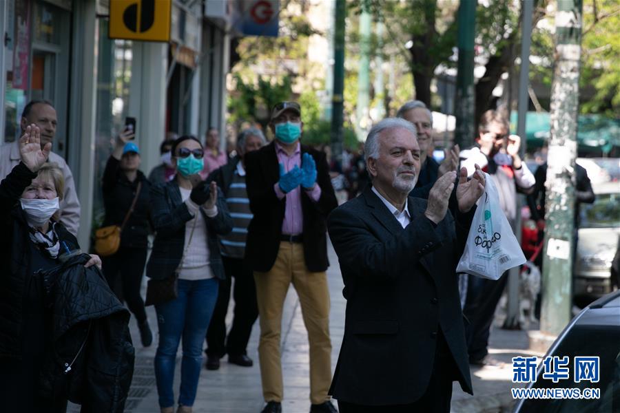 （國際疫情&middot;圖文互動(dòng)）（1）雅典&ldquo;卡車音樂會(huì)&rdquo;致敬白衣天使