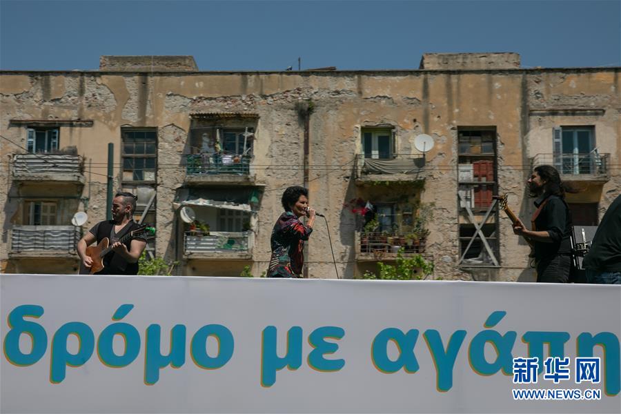 （國際疫情&middot;圖文互動(dòng)）（3）雅典&ldquo;卡車音樂會(huì)&rdquo;致敬白衣天使