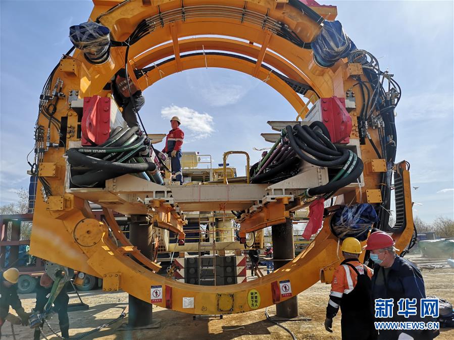 （國(guó)際&middot;圖文互動(dòng)）（2）通訊：&ldquo;大國(guó)重器&rdquo;亮相莫斯科&mdash;&mdash;中國(guó)11米級(jí)大盾構(gòu)機(jī)在俄始發(fā)記