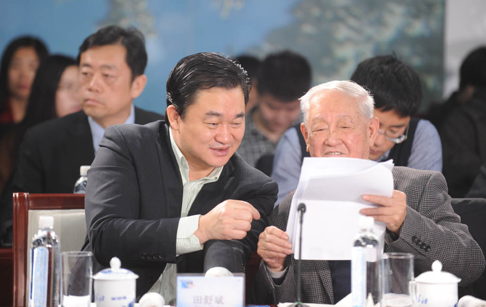 新華網(wǎng)董事長、總裁田舒斌與軍事科學院原副院長糜振玉在現(xiàn)場交流