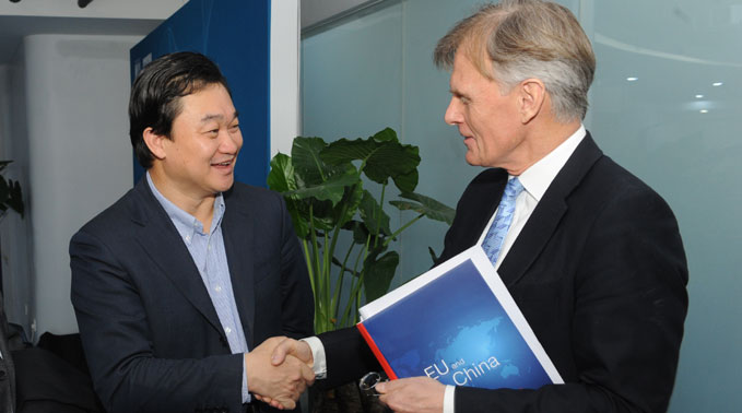 新華網董事長、總裁田舒斌會見丹麥駐華大使裴德盛