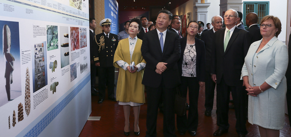 習近平和彭麗媛同秘魯總統(tǒng)庫琴斯基夫婦共同出席中拉文化交流年閉幕式并參觀&ldquo;天涯若比鄰－華夏瑰寶展&rdquo;