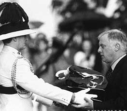 英國插手香港事務(wù) 意欲何為？